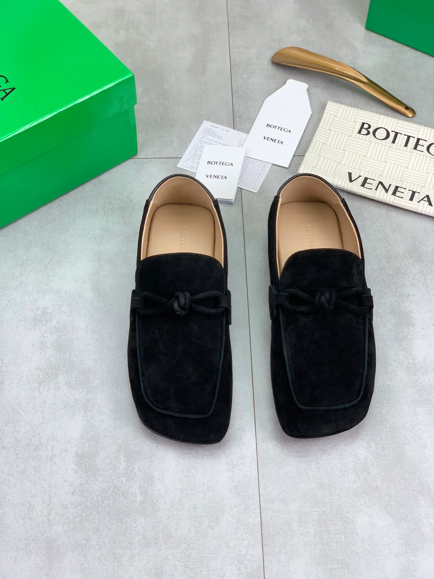 Factory price P760💰Top quality (genuine leather outsole series)💎💎💎 BOTTEGA VENETA official website synchronizes the latest model, top version of the highest version of BV business leather shoes in the market, accept material comparison, shoe type comparison, process comparison, practical and texture, versatile, suitable for any occasion, the more you look at it, the more flavorful it becomes. Pure hand-woven craftsmanship - upper material, imported original hand-woven calfskin - high-quality water-dyed sheepskin lining - original private model custom-made hand-made leather outsole -Size: female 35-39 (34 40 customized) male 39-44 (38 45 customized) Comes with original BV green box, complete packaging.